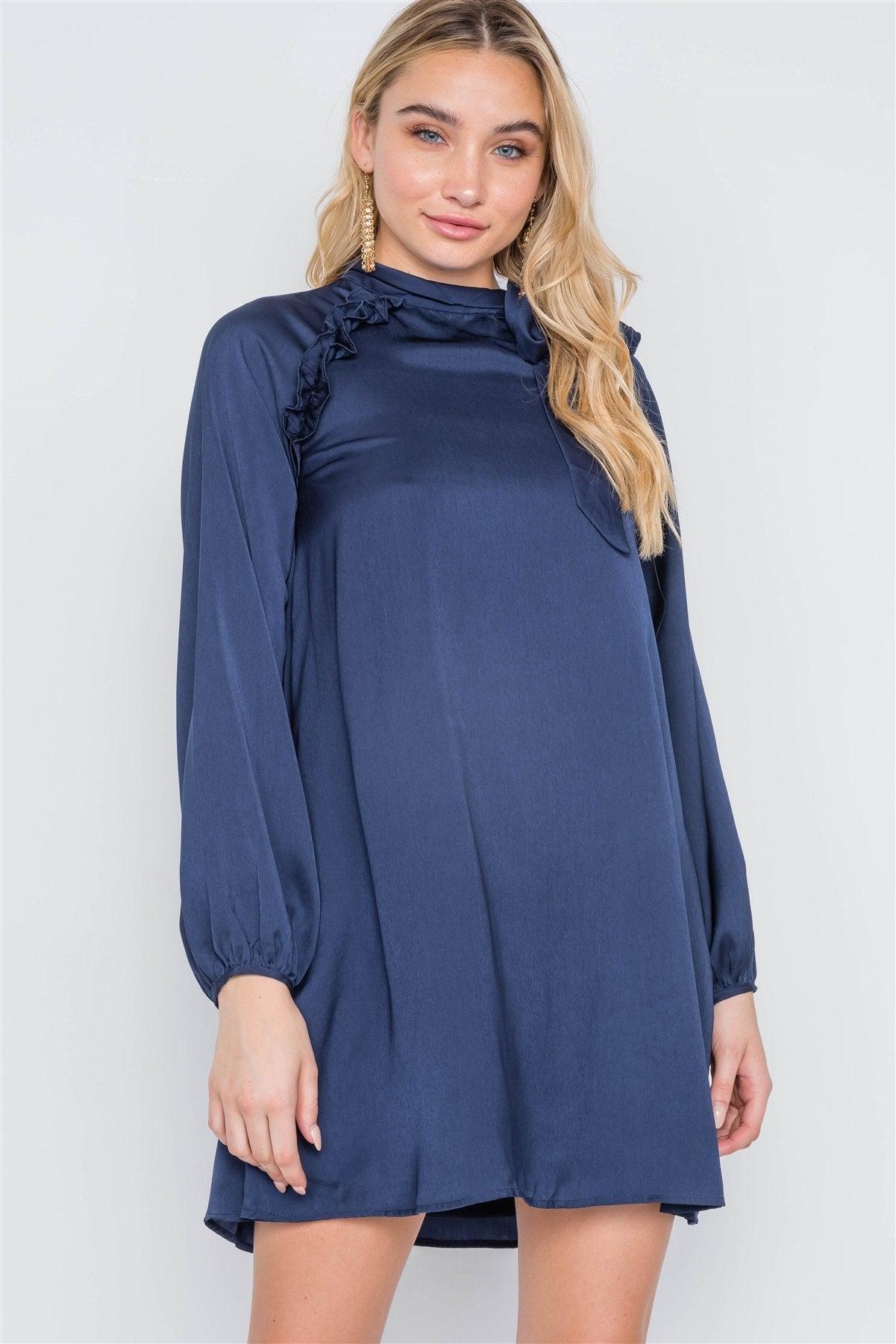 Robe courte en satin à manches longues et à nouer