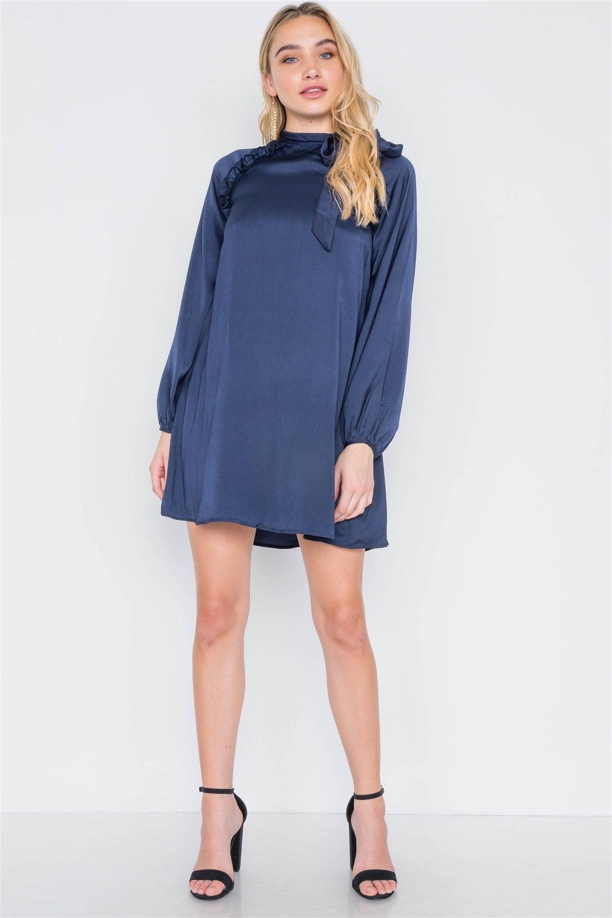Robe courte en satin à manches longues et à nouer