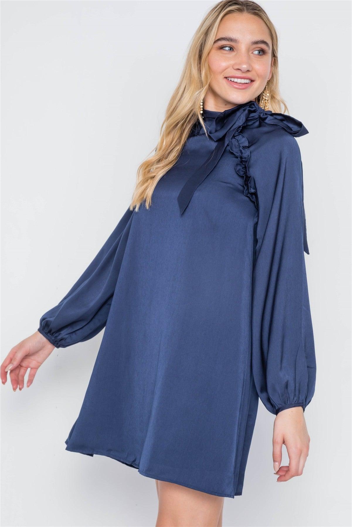 Robe courte en satin à manches longues et à nouer