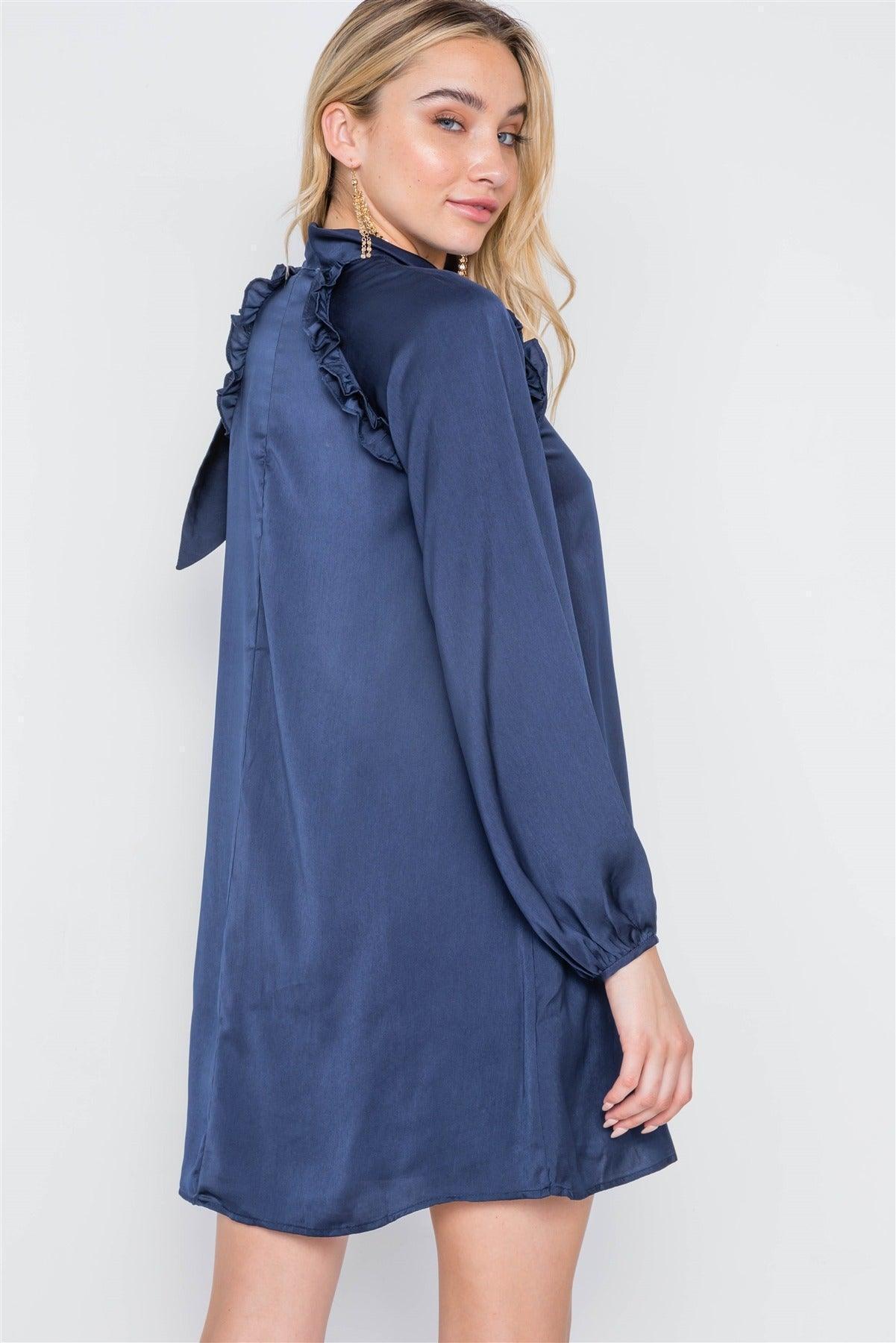 Robe courte en satin à manches longues et à nouer