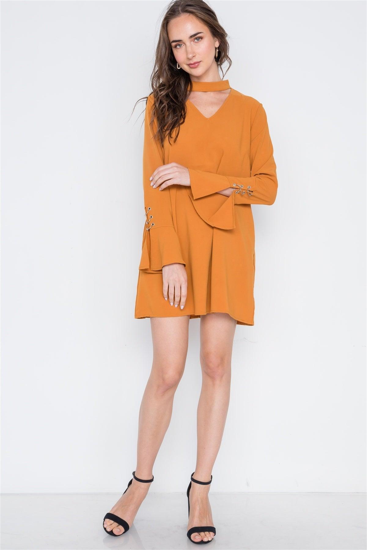 Robe courte unie à manches longues et découpe en V