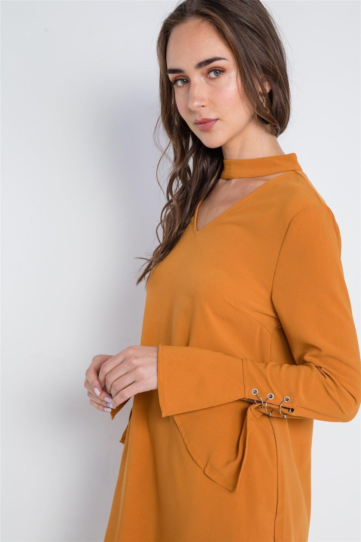 Robe courte unie à manches longues et découpe en V