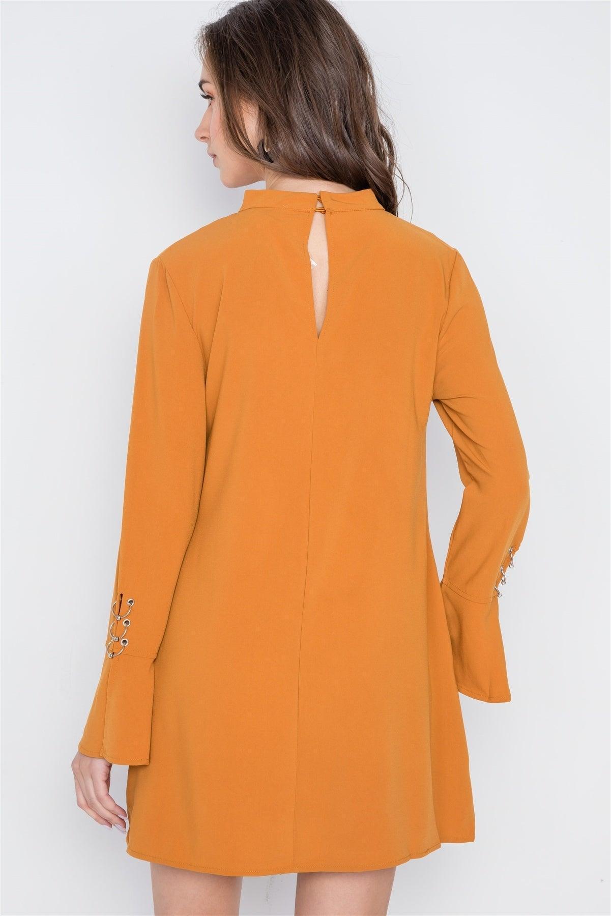 Robe courte unie à manches longues et découpe en V
