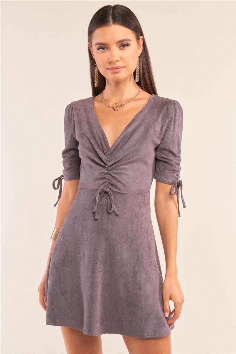 Robe courte ajustée en daim gris anthracite à col en V et détail froncé
