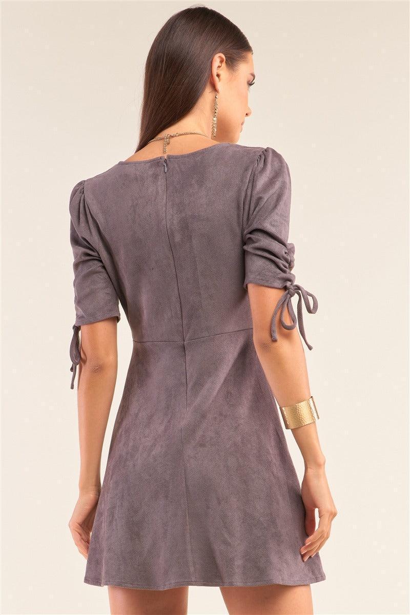 Robe courte ajustée en daim gris anthracite à col en V et détail froncé