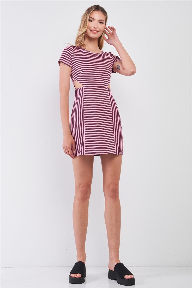 Robe courte ajustée à manches courtes à rayures roses et noires