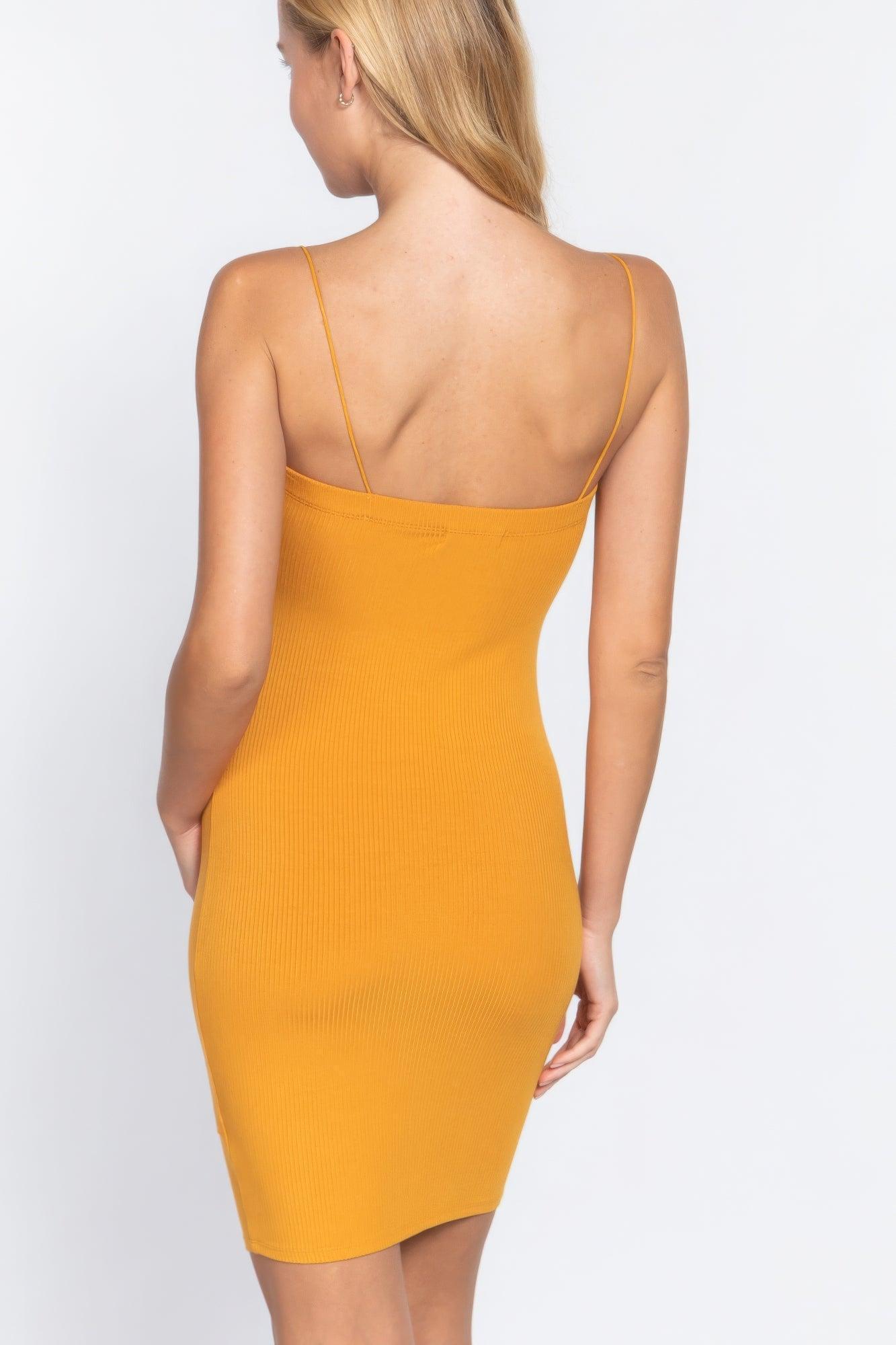 Robe courte moulante à col droit