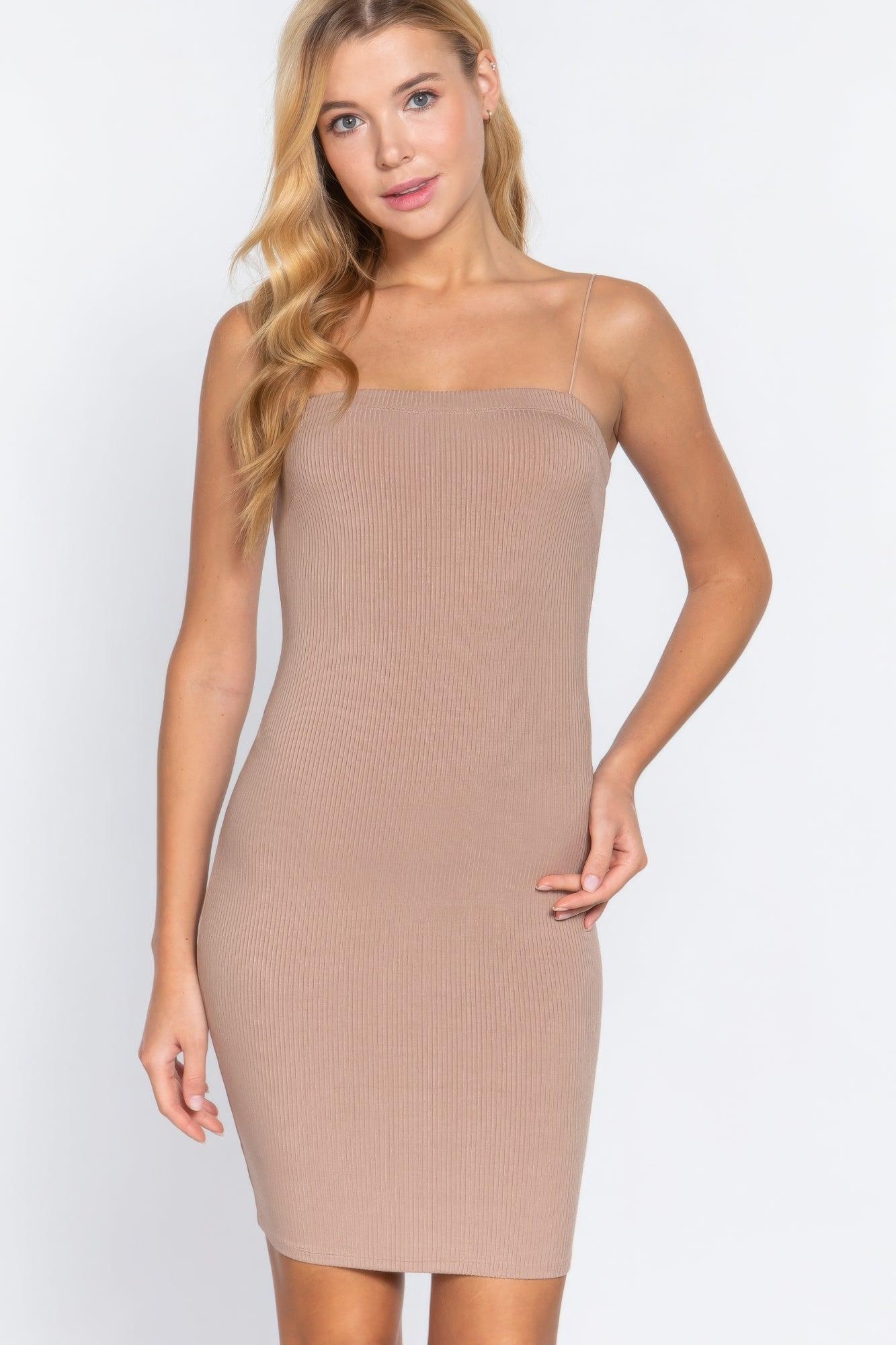 Robe courte moulante à col droit