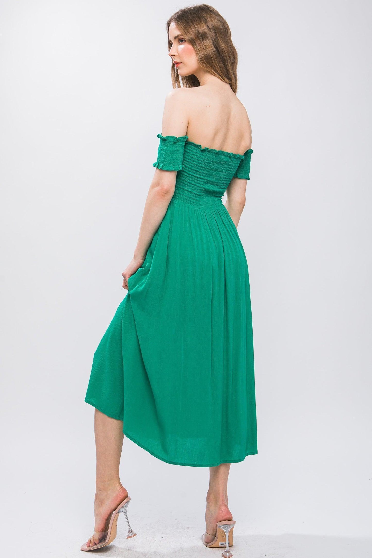 Robe fluide à épaules dénudées