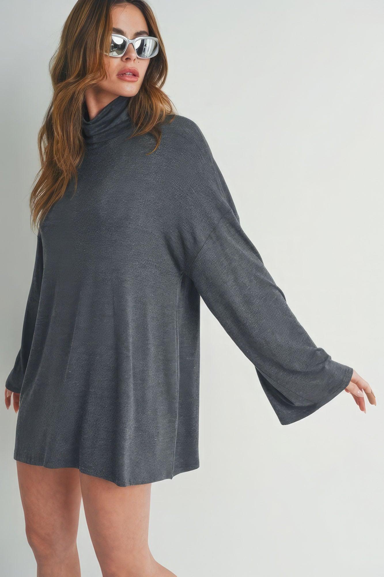 Robe courte à col roulé