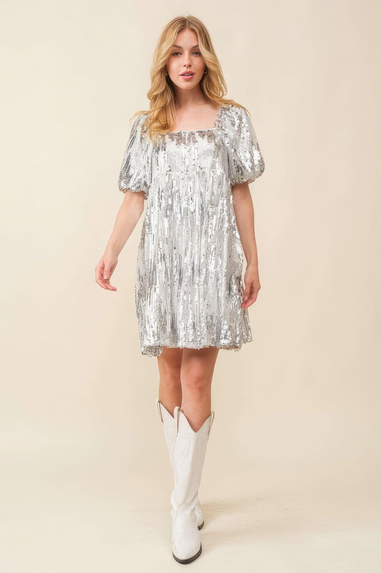 Robe ornée de paillettes