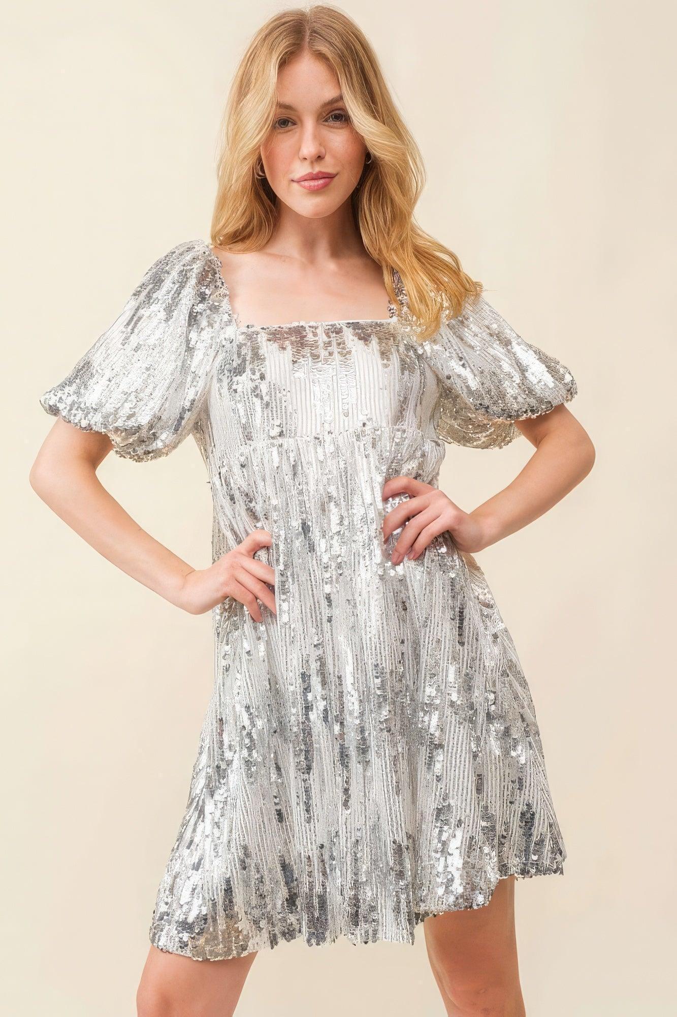 Robe ornée de paillettes