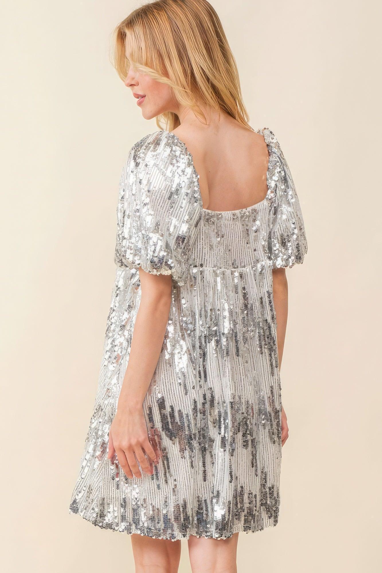 Robe ornée de paillettes
