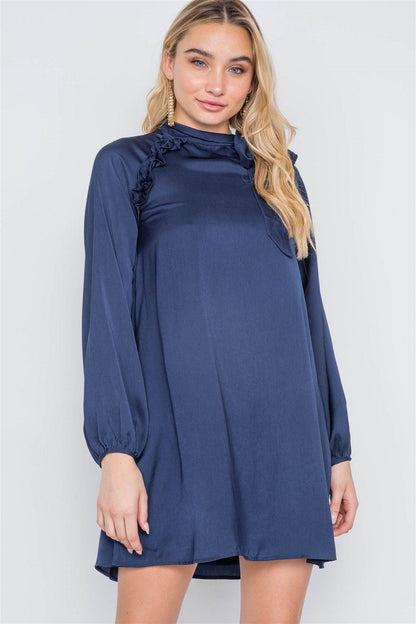 Robe courte en satin à manches longues et à nouer