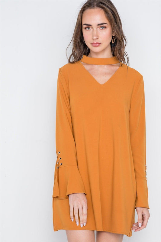 Robe courte unie à manches longues et découpe en V
