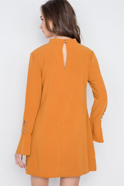 Robe courte unie à manches longues et découpe en V