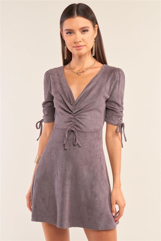 Robe courte ajustée en daim gris anthracite à col en V et détail froncé
