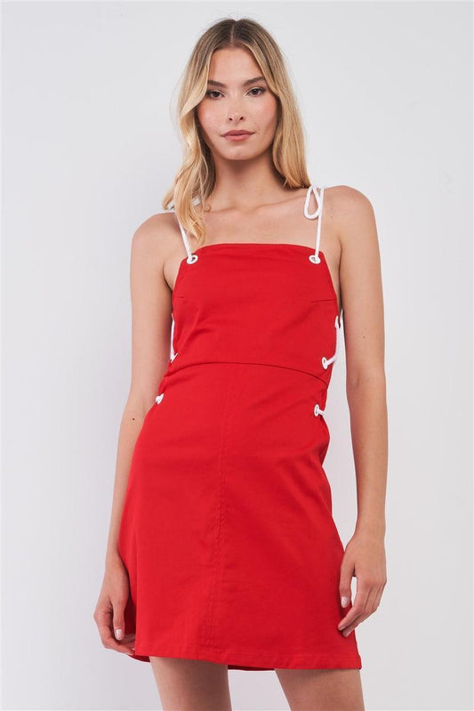 Mini-robe ajustée à col carré sans manches à bretelles à lacets