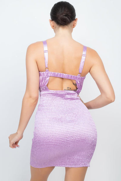 Robe courte smockée découpée dans le dos