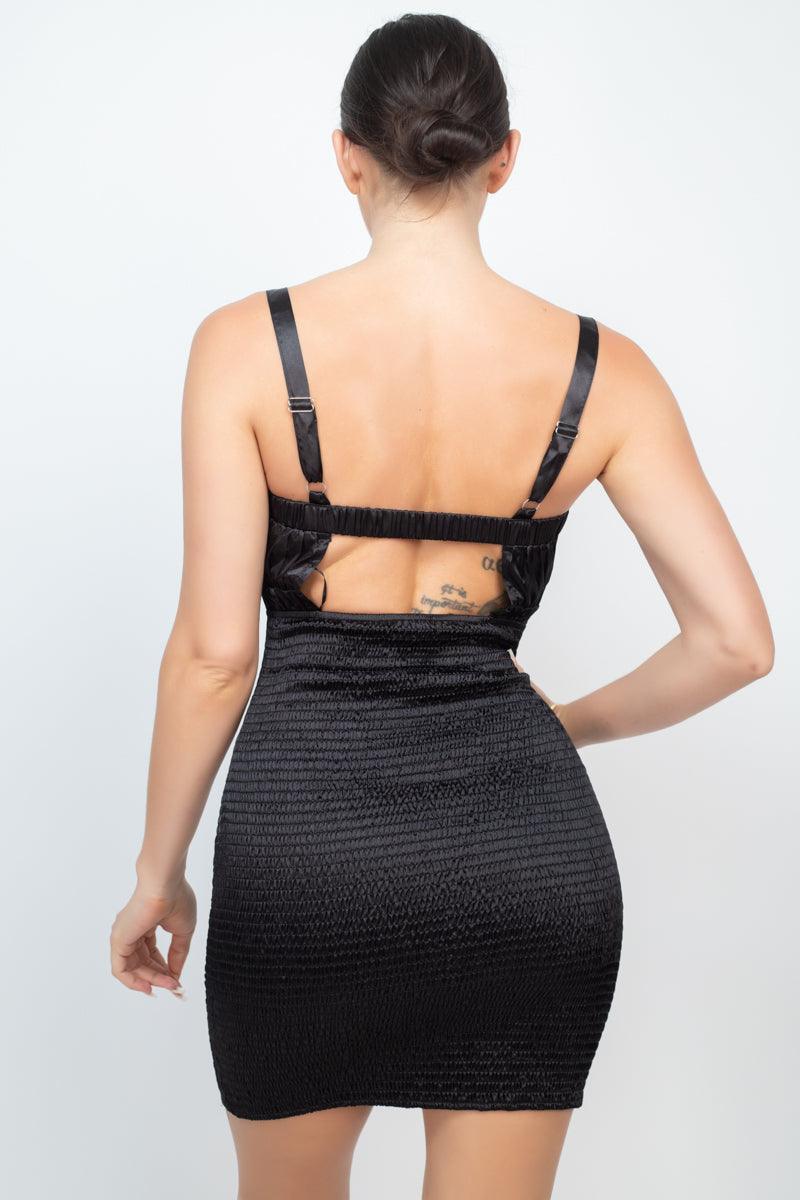 Robe courte smockée découpée dans le dos