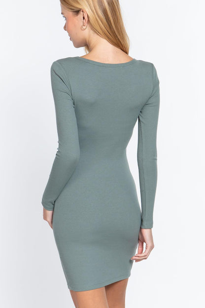 Robe courte côtelée à manches longues et col en V