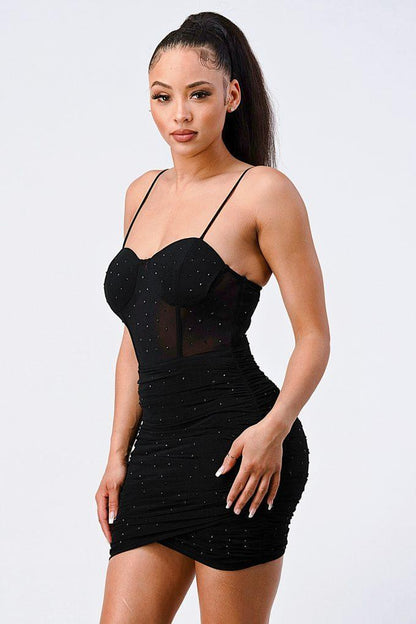 Vestido de noche corto con camisola delantera y lentejuelas
