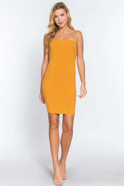 Robe courte moulante à col droit