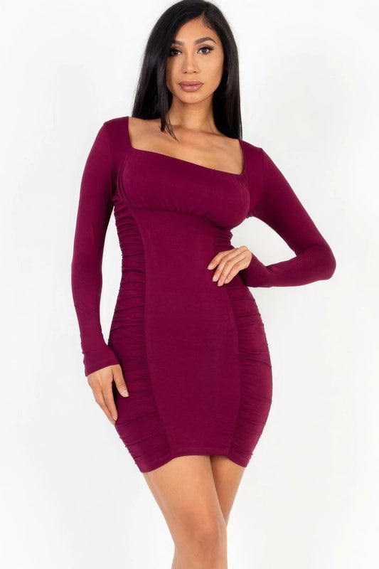 Mini-robe moulante froncée