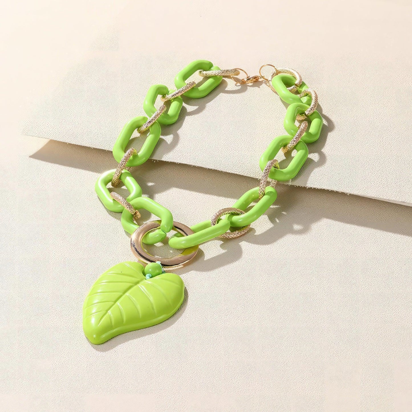 Collier pendentif feuille acrylique de couleur épaisse