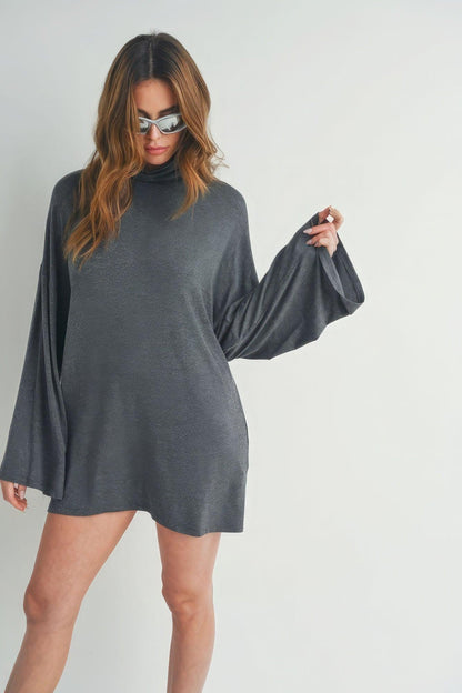 Robe courte à col roulé