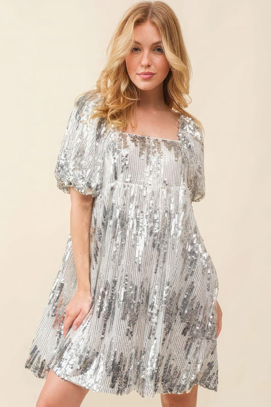 Robe ornée de paillettes