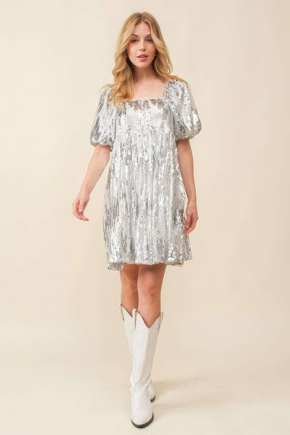 Robe ornée de paillettes