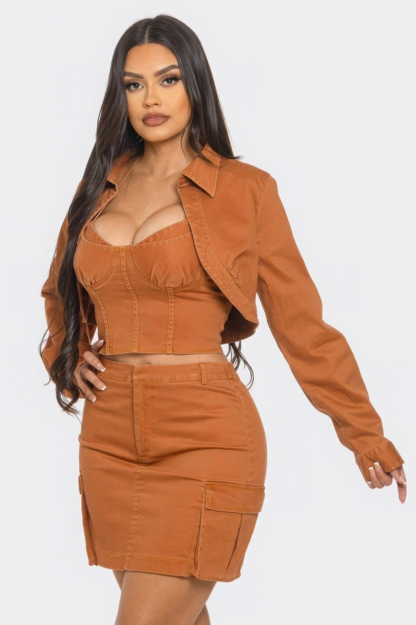 Ensemble trois pièces jupe, haut chic et veste courte assortie