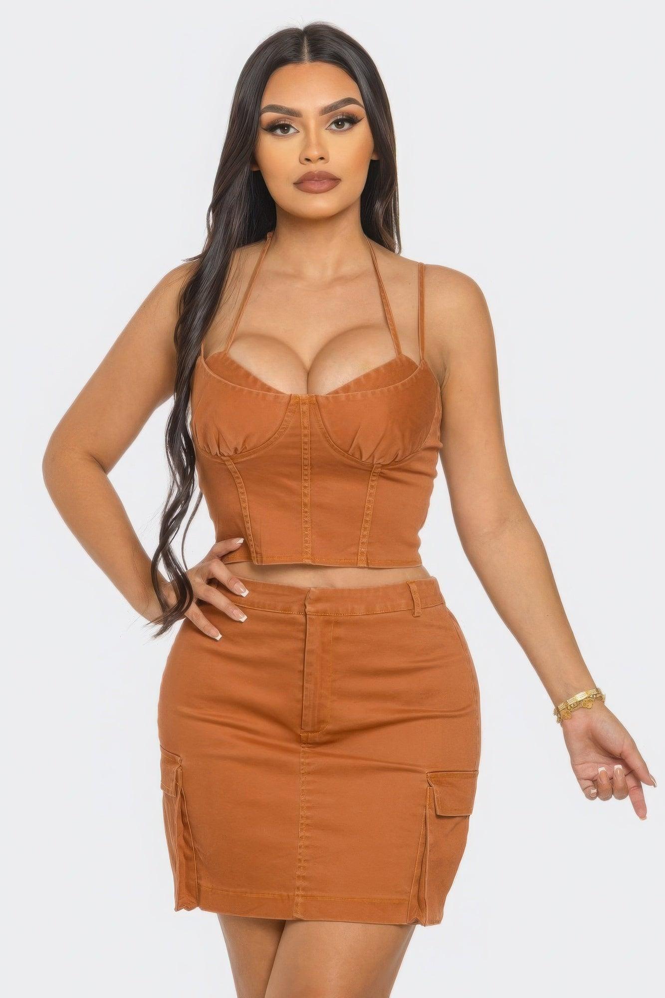 Ensemble trois pièces jupe, haut chic et veste courte assortie