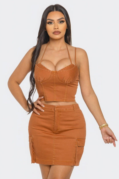 Ensemble trois pièces jupe, haut chic et veste courte assortie