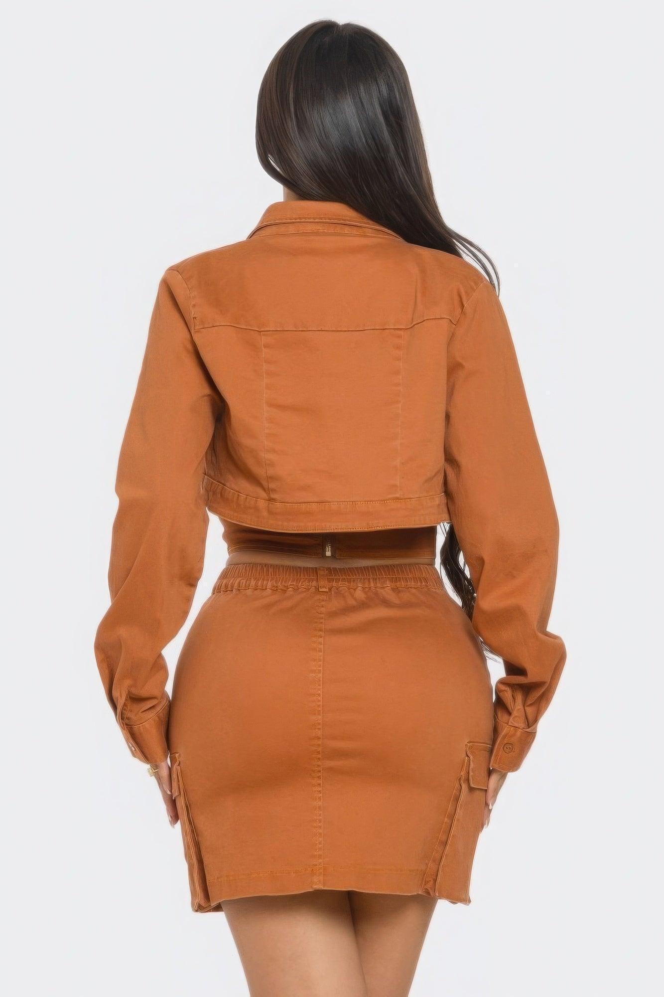 Ensemble trois pièces jupe, haut chic et veste courte assortie